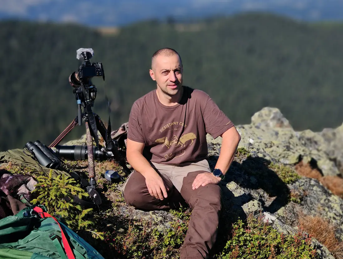 Adrian Lupșan photographing wildlife in the Carpathian mountains